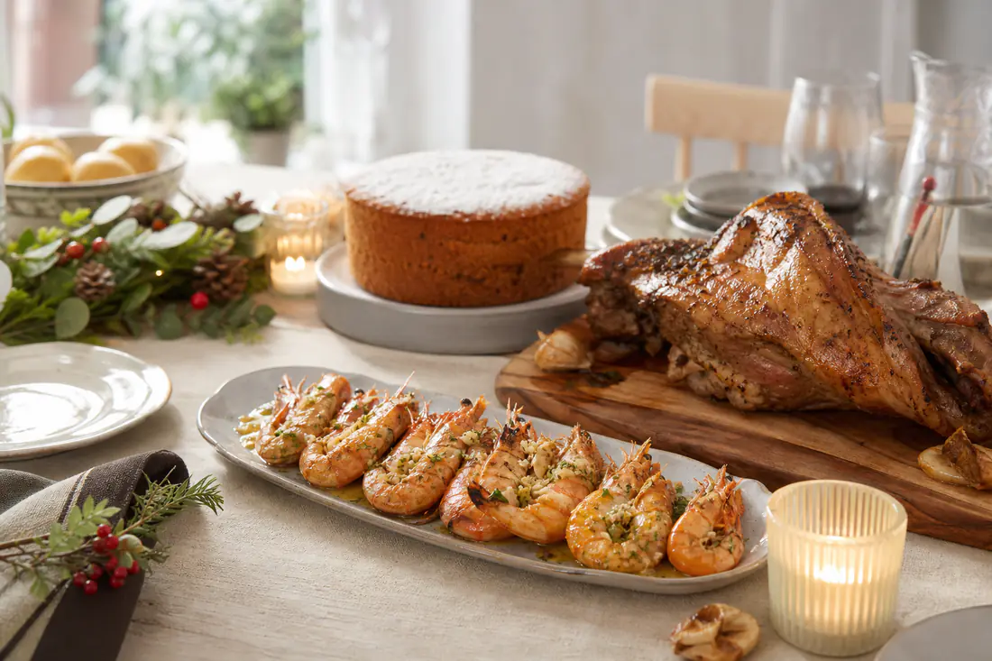 Mesa de Nochebuena con gambas doradas, paletilla de cordero asada y un bizcocho, todo hecho en freidora de aire