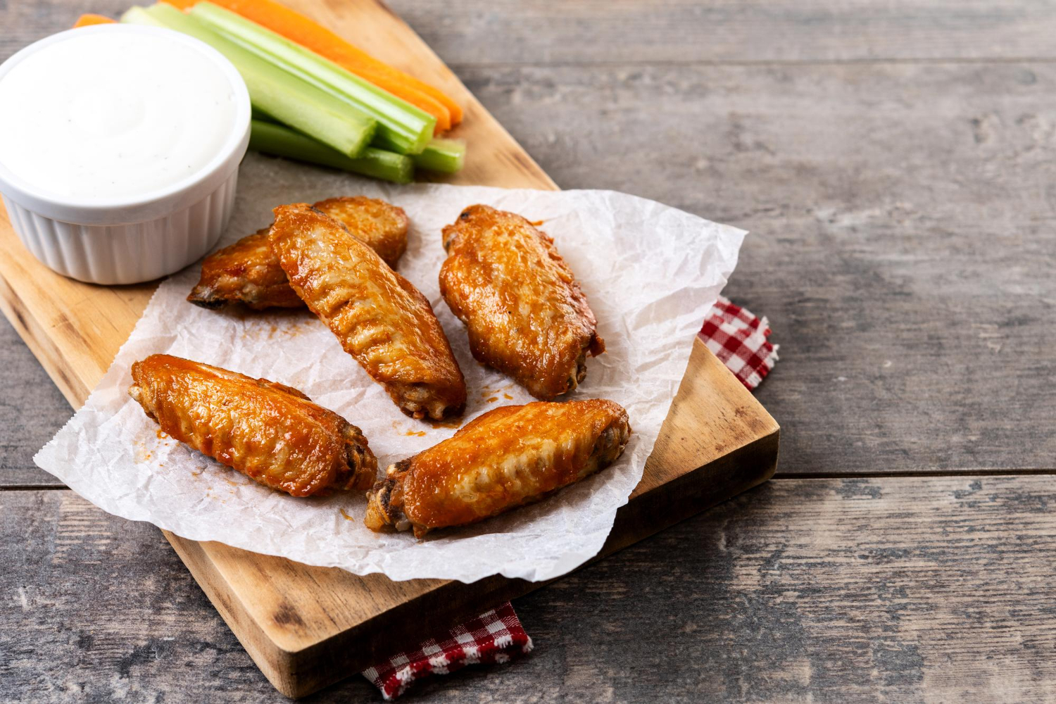 Alitas de pollo crujientes cocinadas en una freidora de aire.