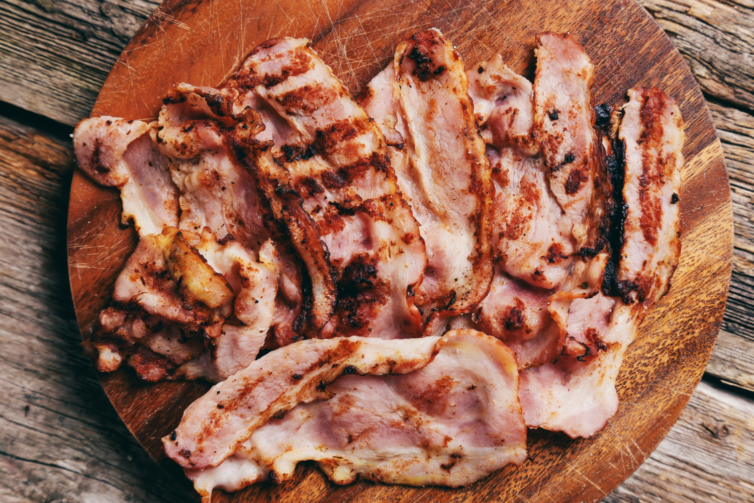 Bacon crujiente cocinado en freidora de aire sobre papel absorbente