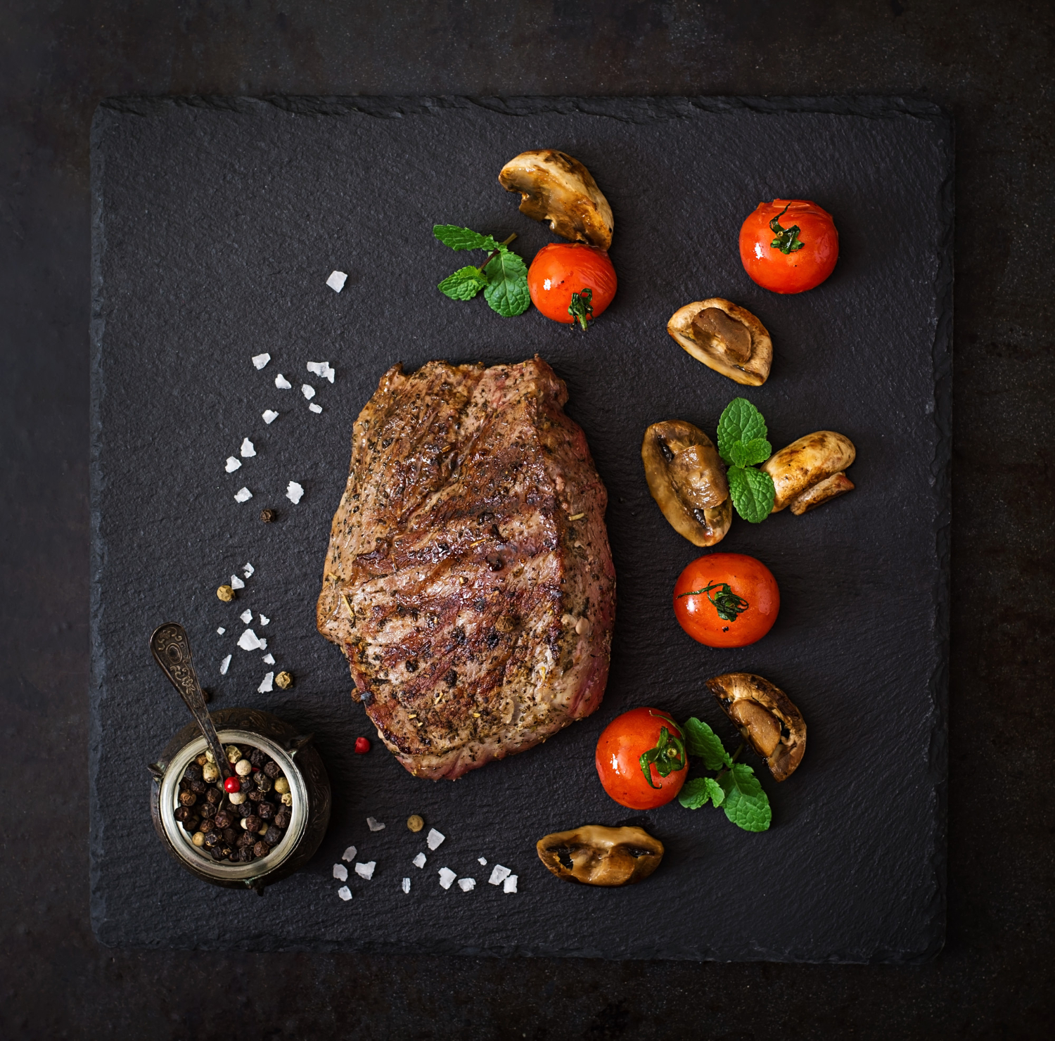 Bistec cocinado en freidora de aire servido en un plato.