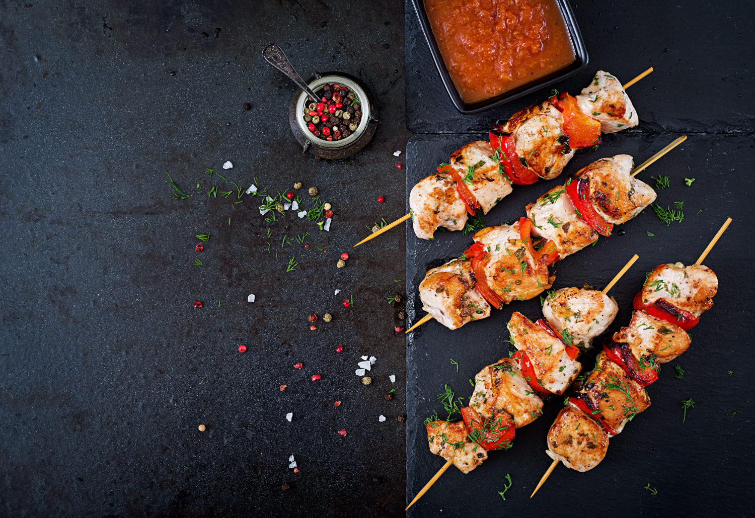 Brochetas de pollo en freidora de aire con verduras.