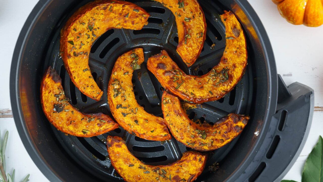 Trozos de calabaza dorados cocinados en freidora de aire.