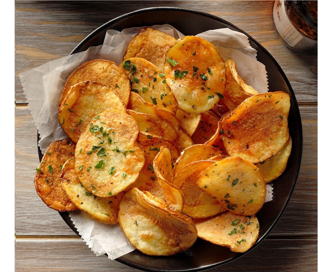 Chips de patata crujientes y dorados preparados en freidora de aire.