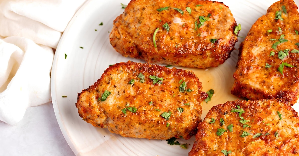 Chuletas doradas cocinadas en freidora de aire.