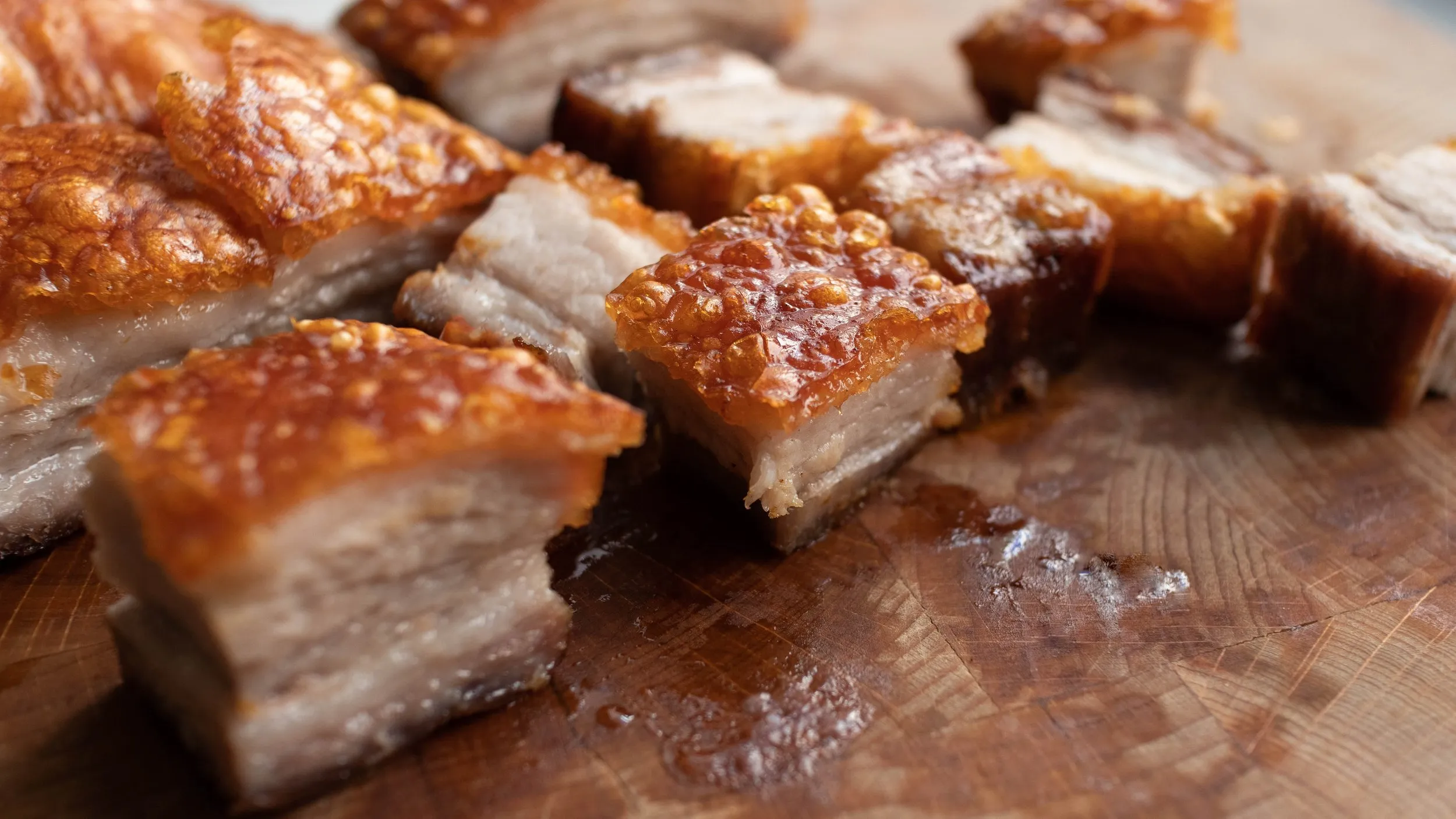 Costillas de cerdo cocinadas en freidora de aire servidas con ensalada.