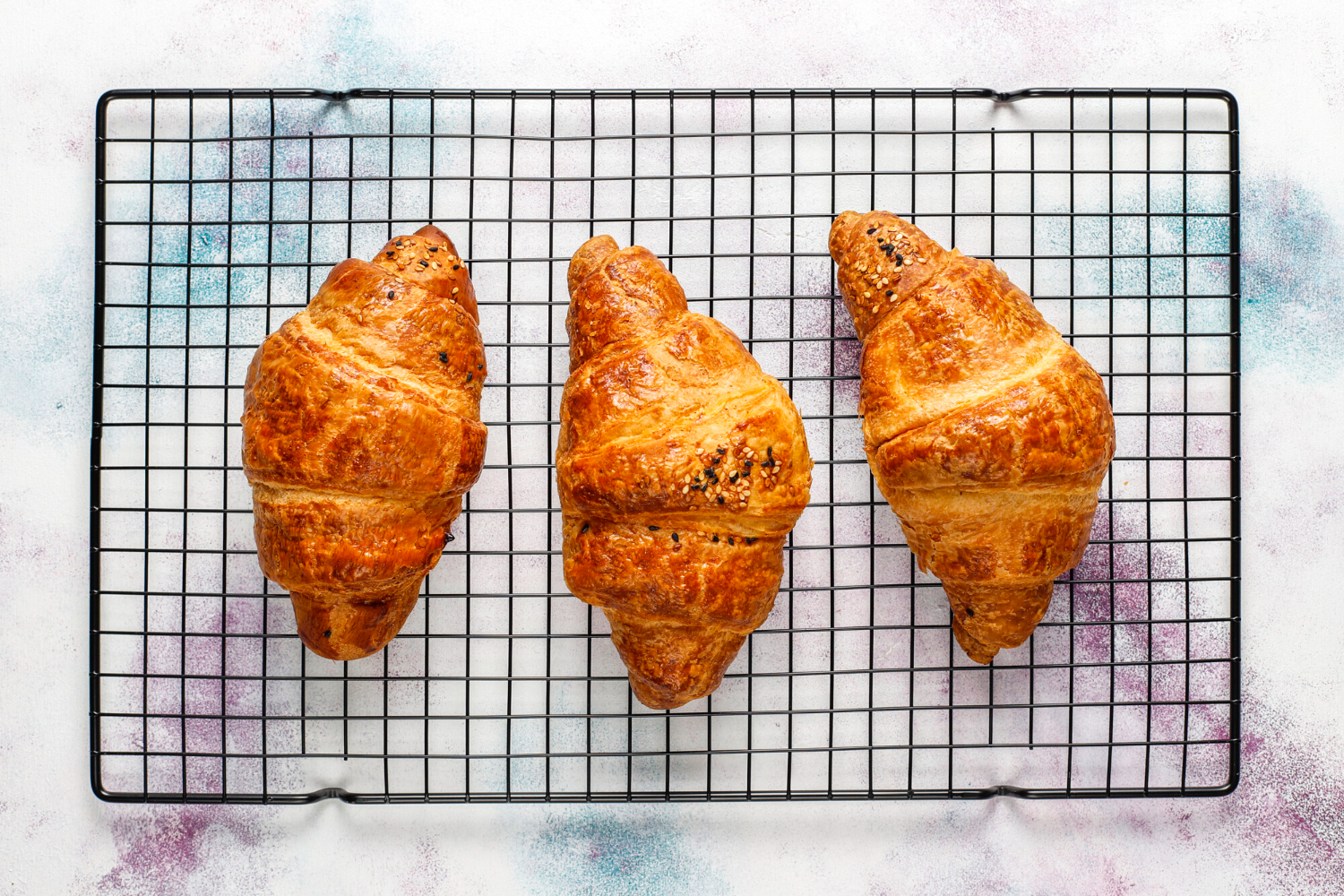 Croissants dorados cocinados en una freidora de aire