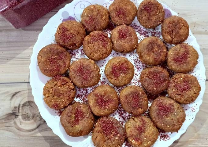 Falafel en freidora de aire servido con salsa de yogur.