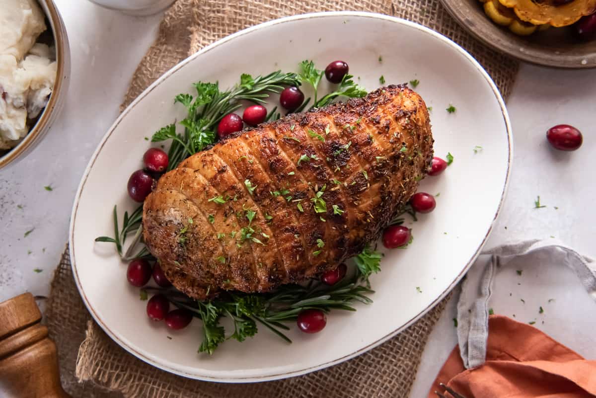 Filete de pavo cocinado en freidora de aire servido con ensalada.