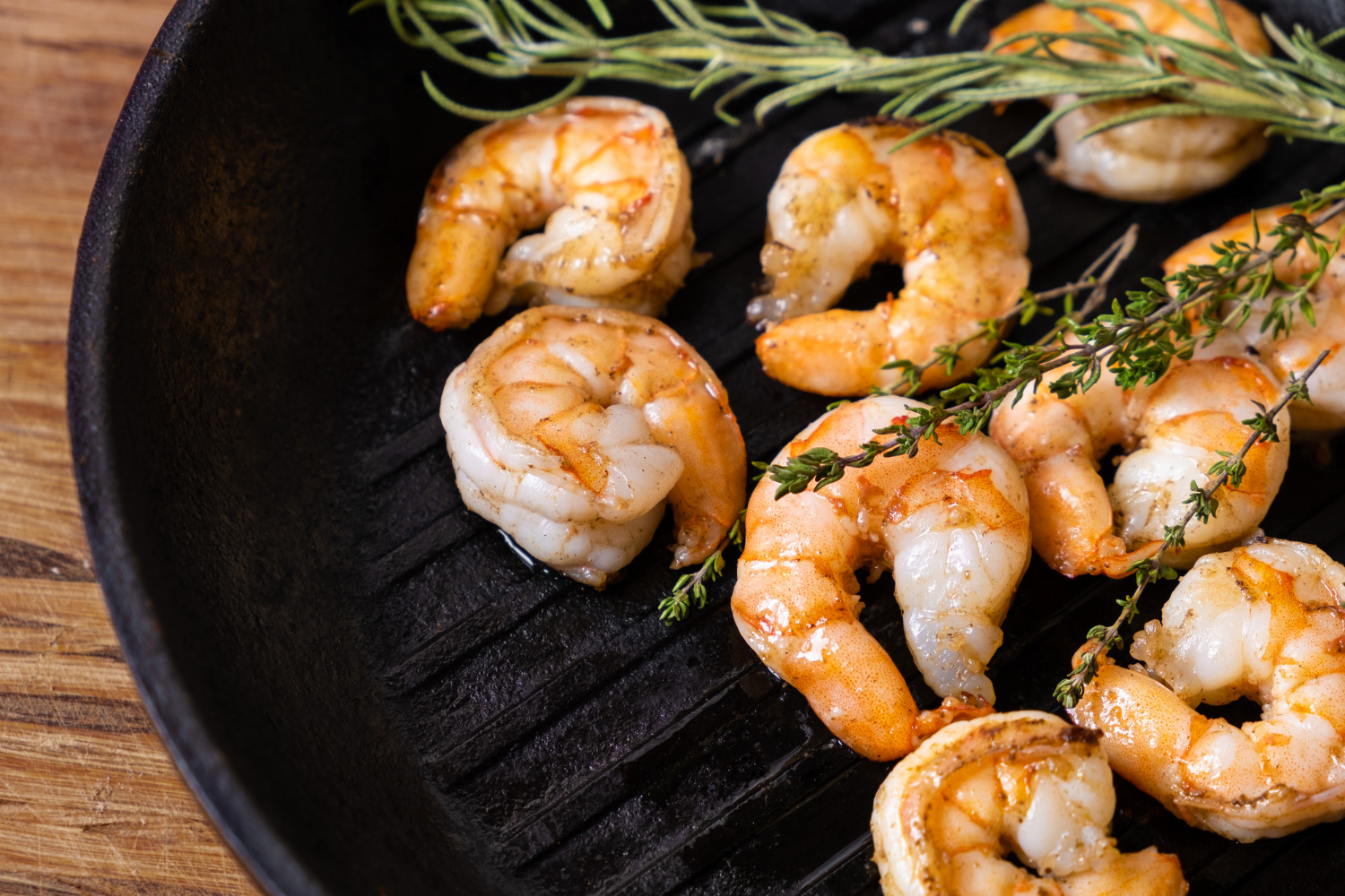 Gambas en freidora de aire en un plato blanco con limón.