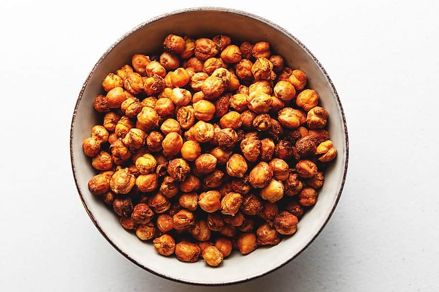 Garbanzos crujientes cocinados en freidora de aire, dorados y sazonados.