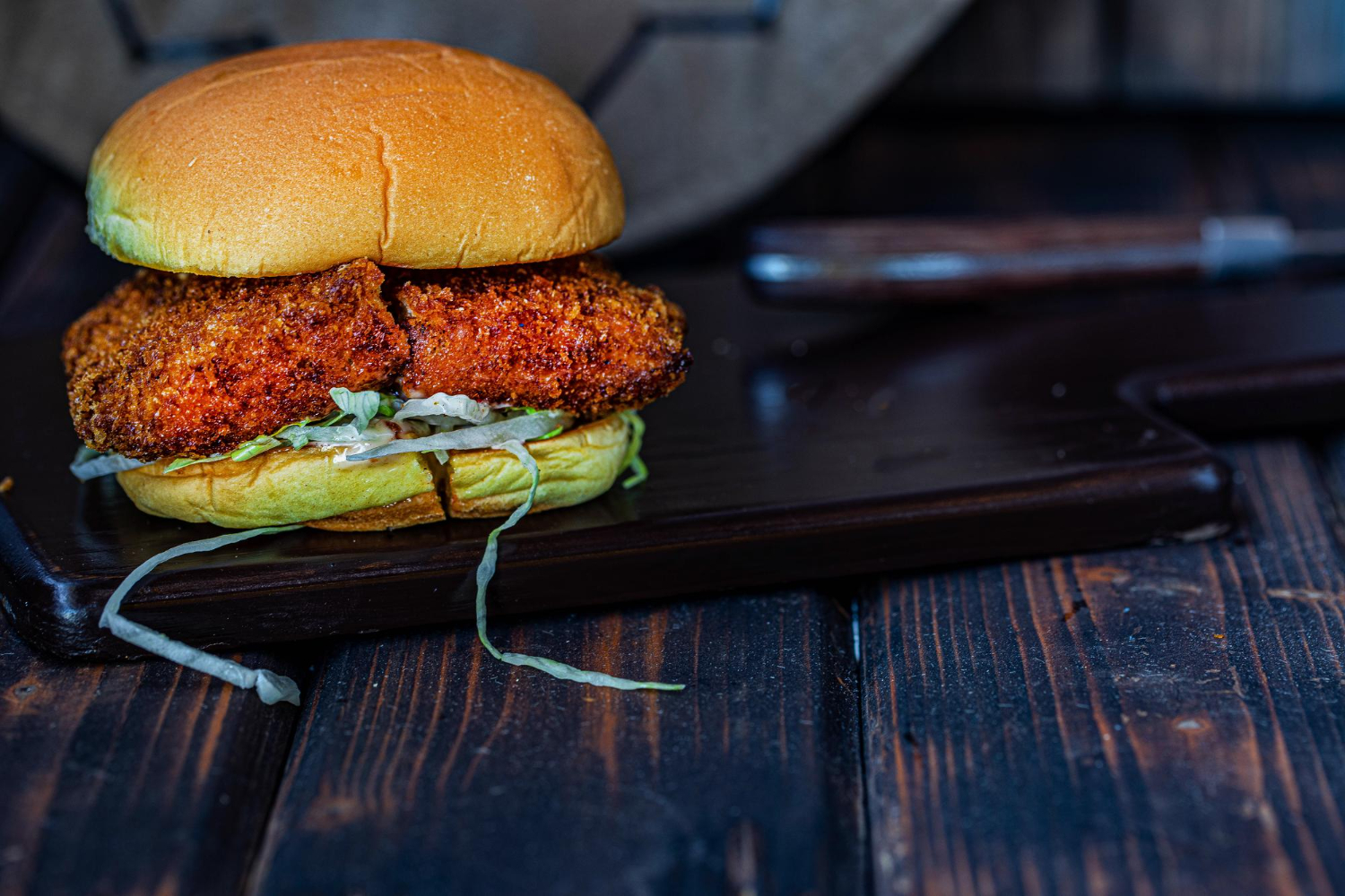 Hamburguesa de pollo en freidora de aire con lechuga y tomate.