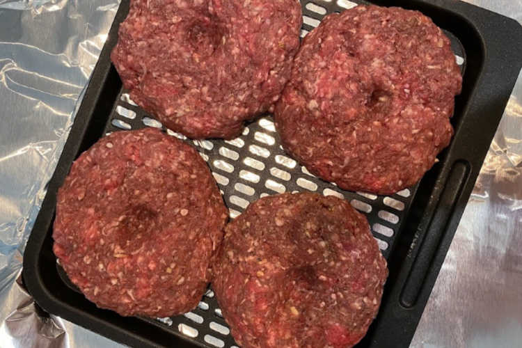 Hamburguesa en freidora de aire lista para servir