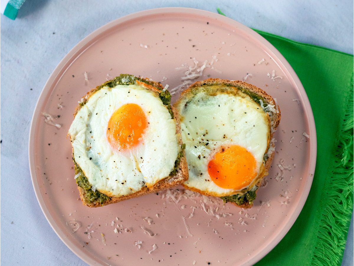 Huevos cocidos y fritos preparados en freidora de aire.