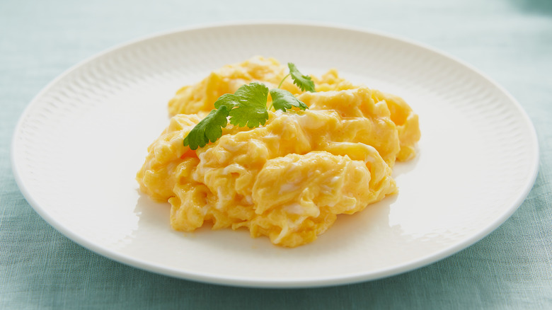 Huevos revueltos en freidora de aire servidos en un plato