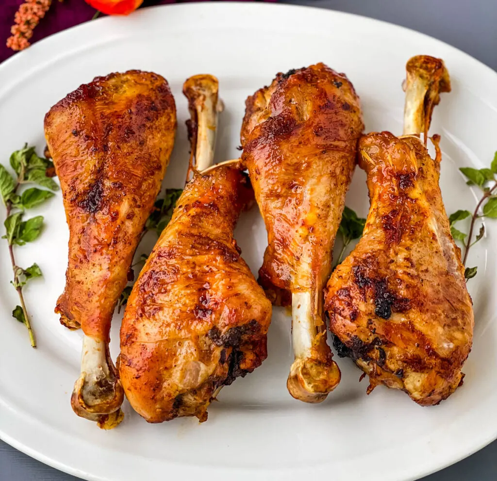 Muslo de pavo dorado cocinado en freidora de aire.