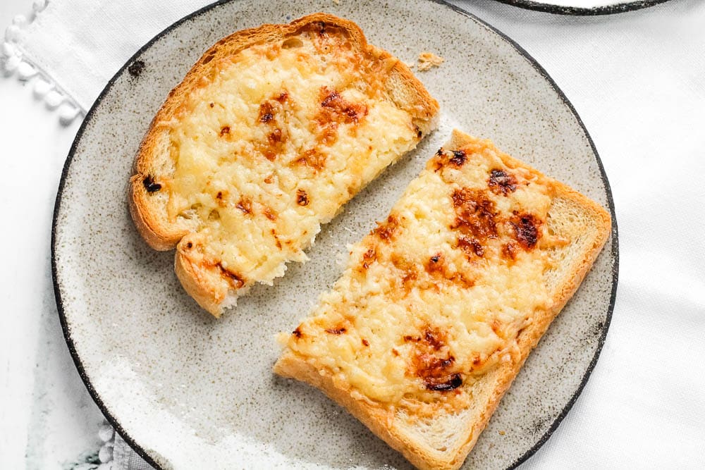 Pan tostado en freidora de aire servido con aguacate