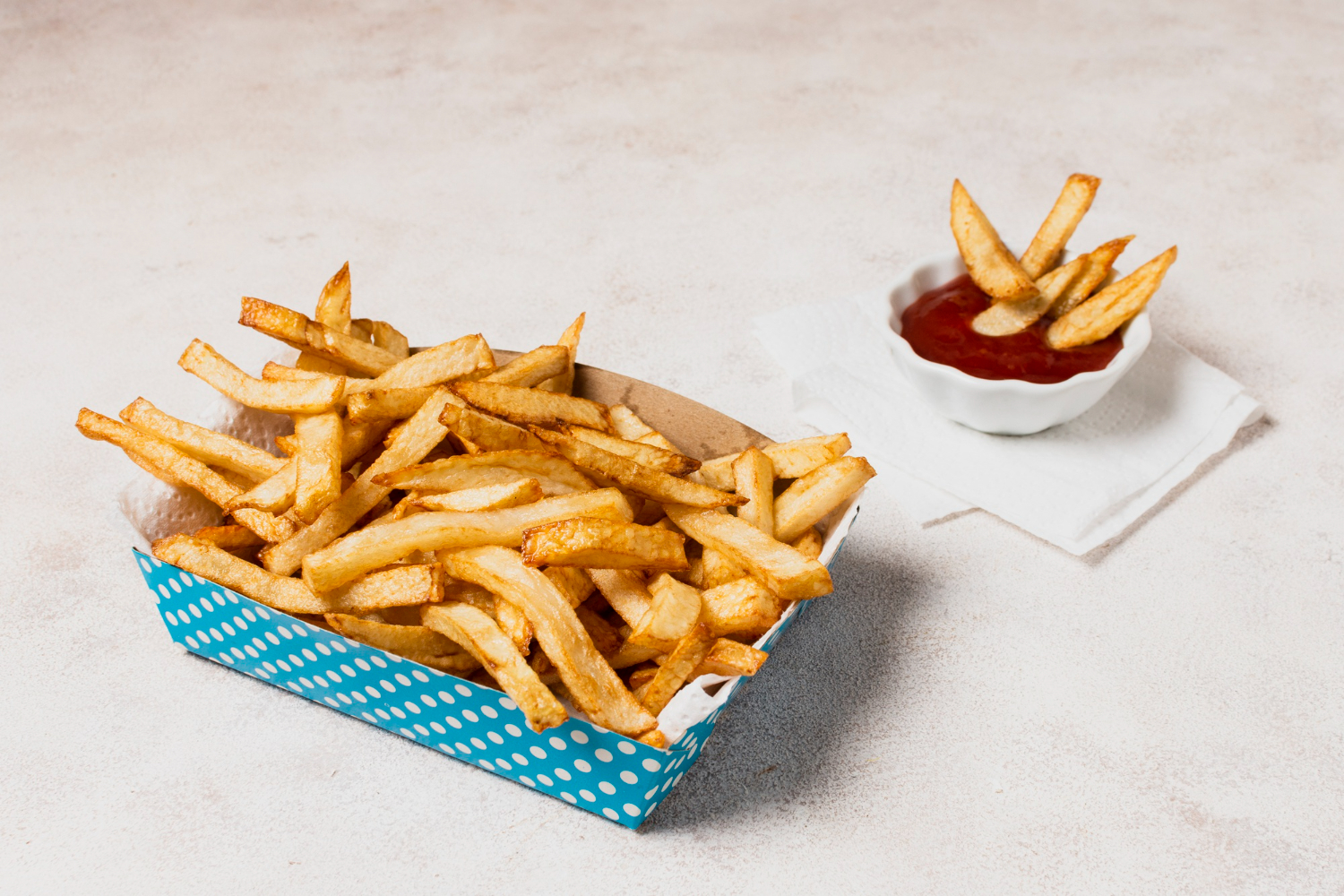 Papas fritas doradas en freidora de aire.