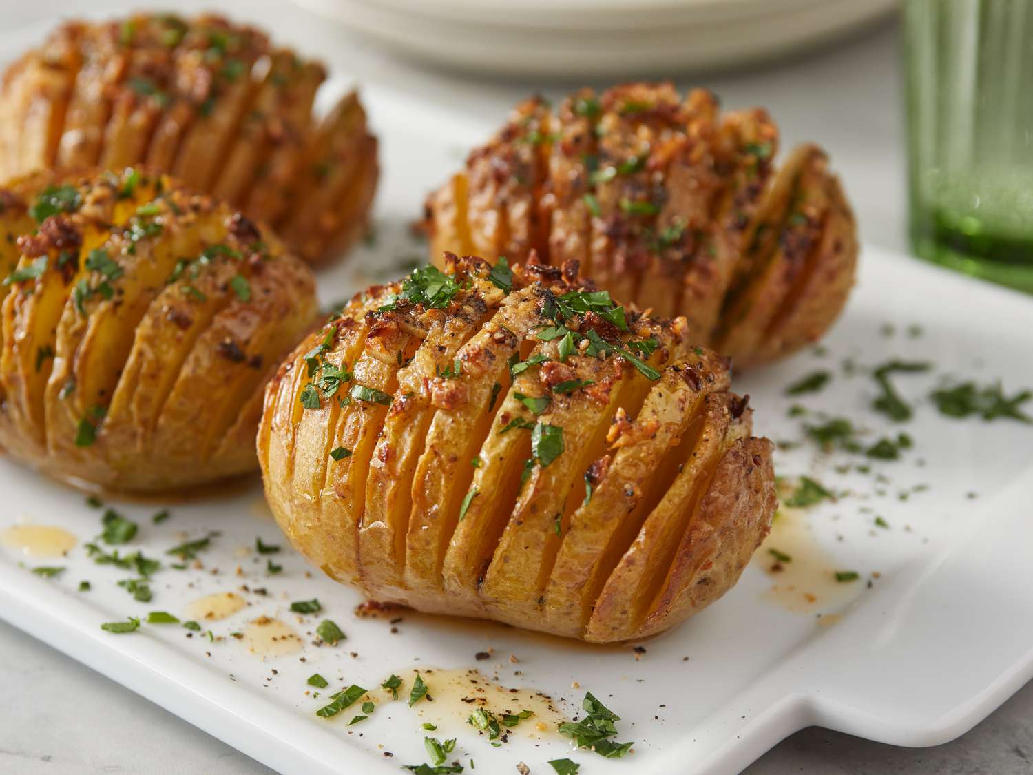 Patatas Hasselback doradas y crujientes cocinadas en freidora de aire.