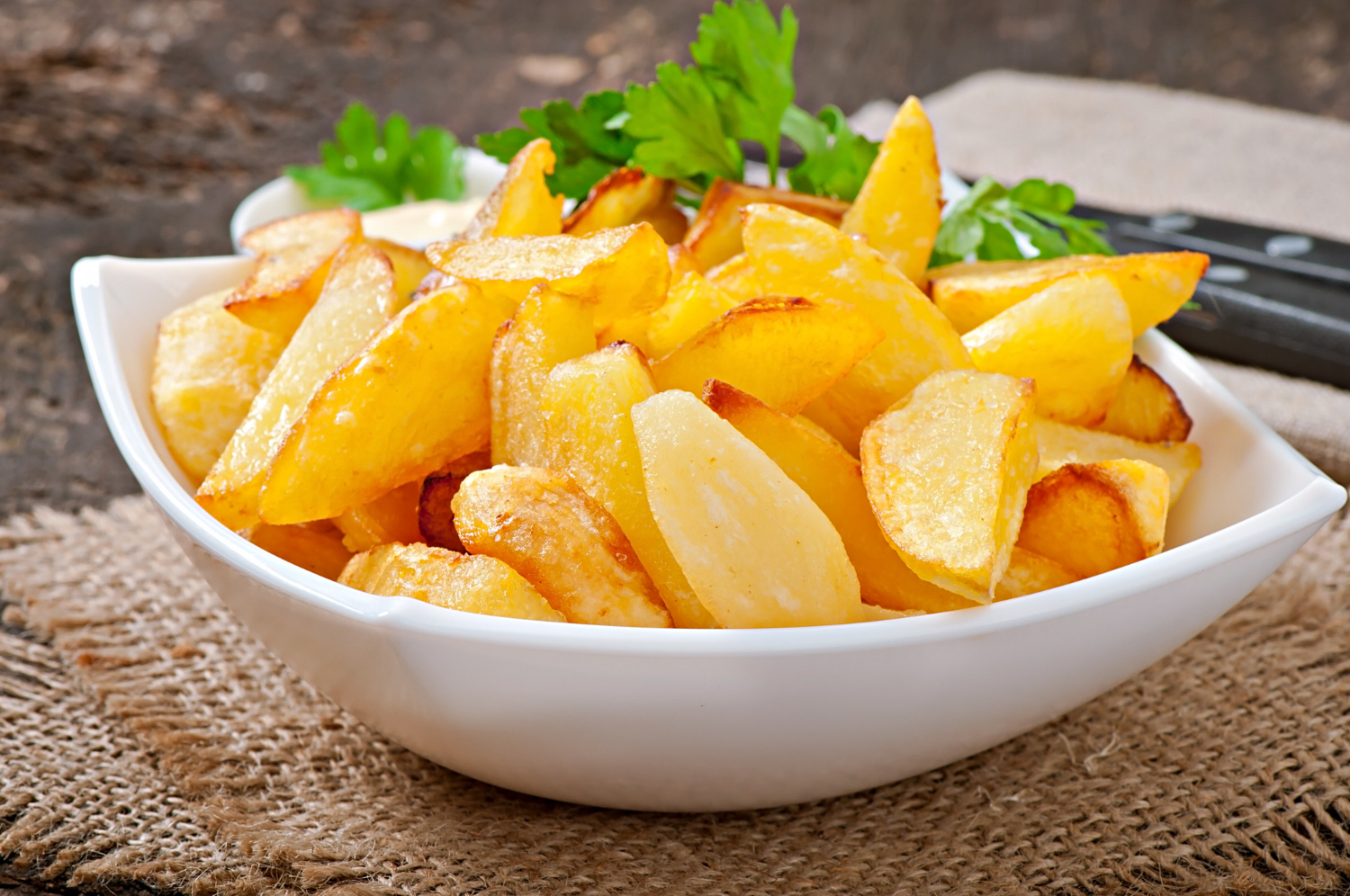 Patatas doradas cocinadas en freidora de aire, sazonadas y crujientes.