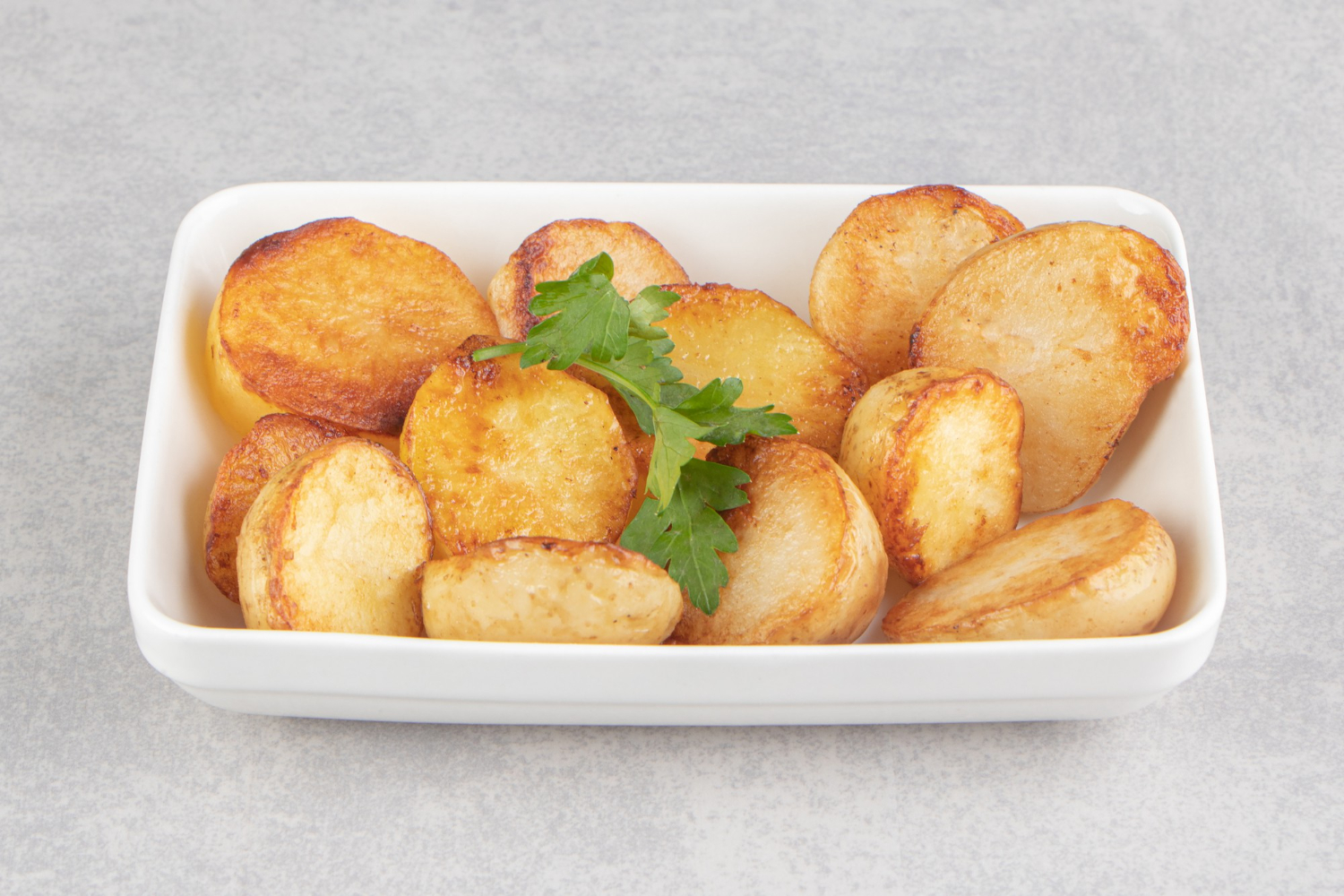 Patatas pequeñas doradas y crujientes cocinadas en freidora de aire.