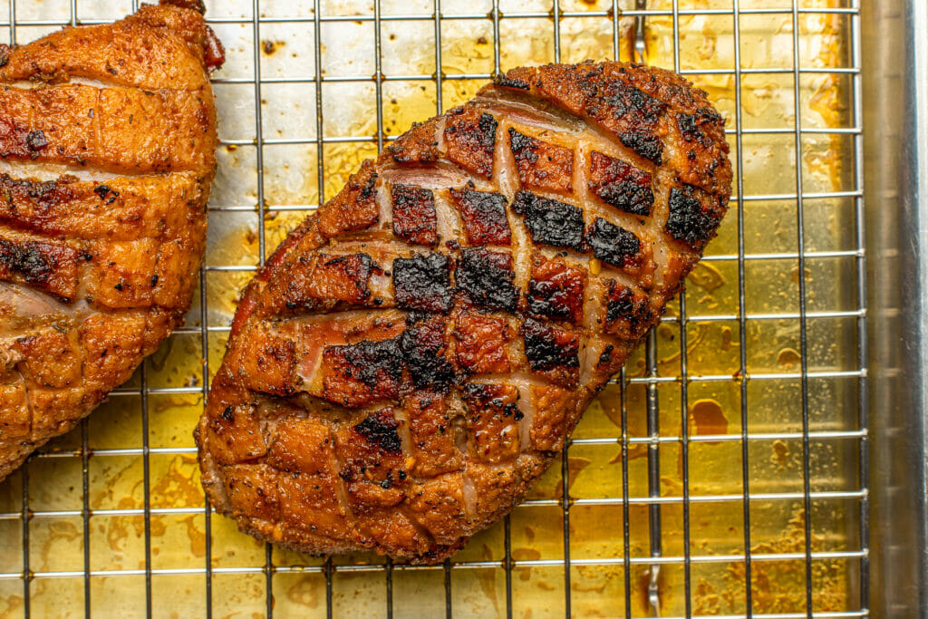 Pechuga de pato cocinada en freidora de aire, con piel dorada y jugosa carne.