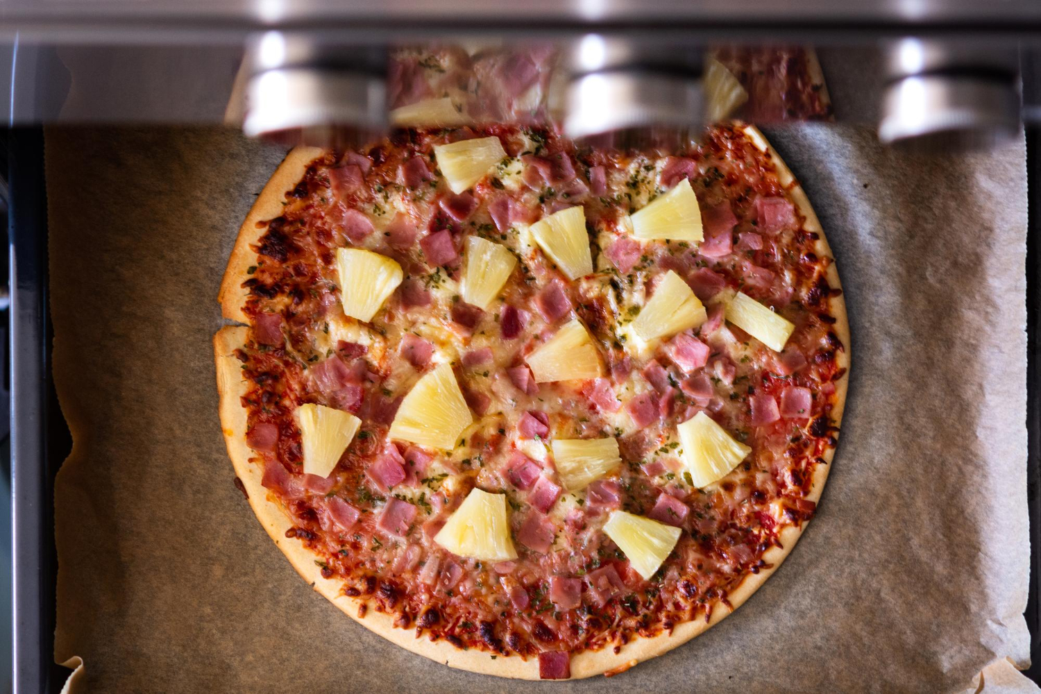 Pizza crujiente en freidora de aire con queso derretido y pepperoni.