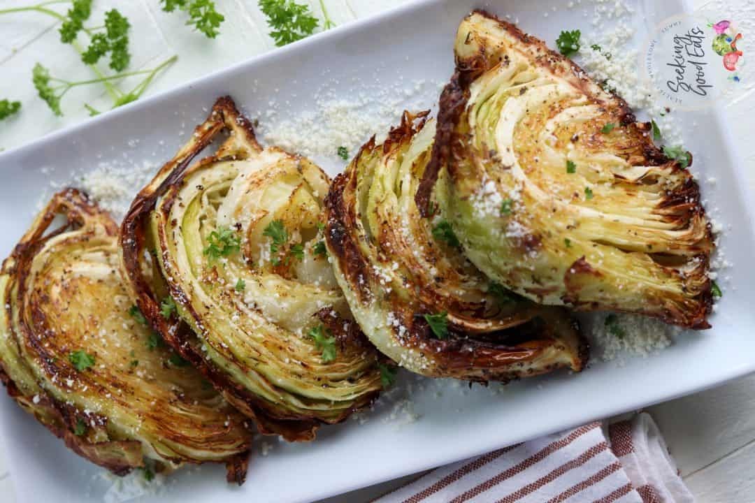 Tiras de repollo doradas cocinadas en freidora de aire.