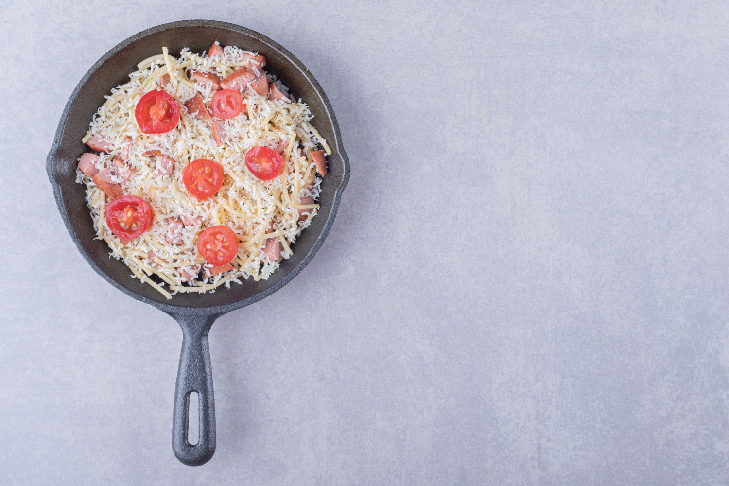 Risotto cremoso cocinado en freidora de aire servido en un plato blanco.