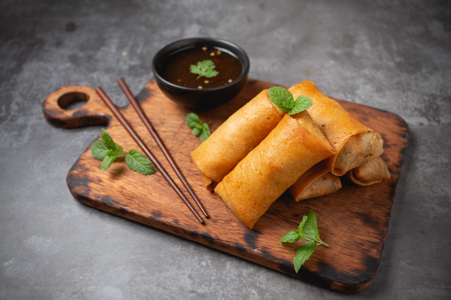 Rollitos de primavera dorados en freidora de aire.
