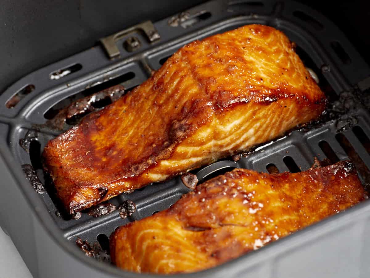 Filetes de salmón cocinados en freidora de aire con guarnición de vegetales.