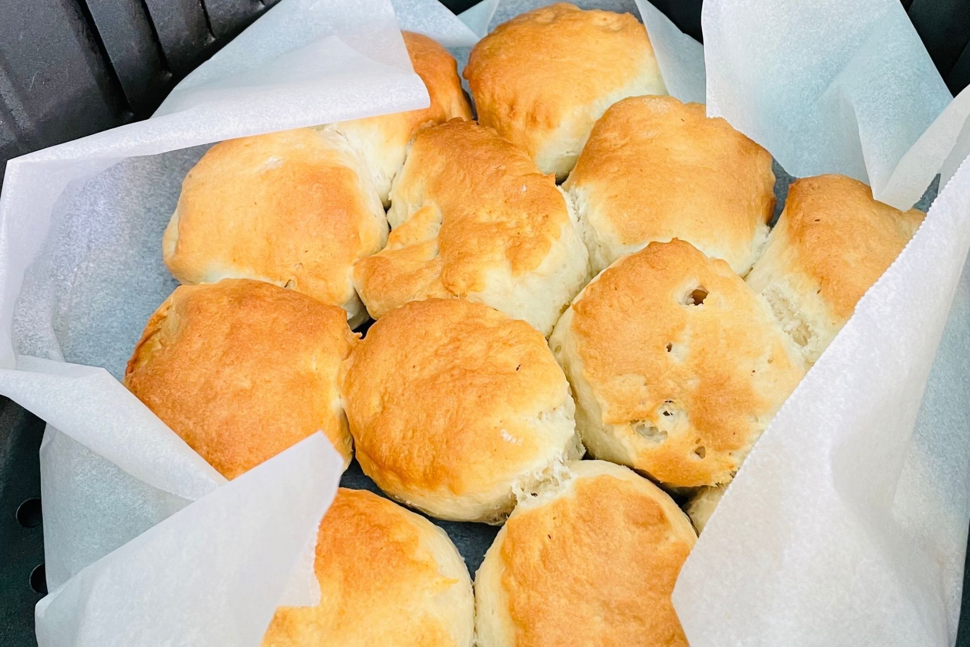 Scones en freidora de aire dorados y servidos con mermelada