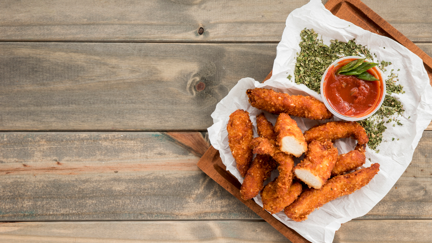 Tiras de pollo crujientes cocinadas en freidora de aire.