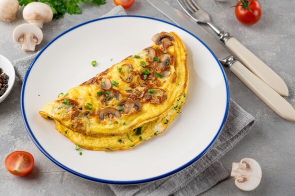 Tortilla en freidora de aire cocinada a la perfección, mostrando su textura dorada y crujiente.