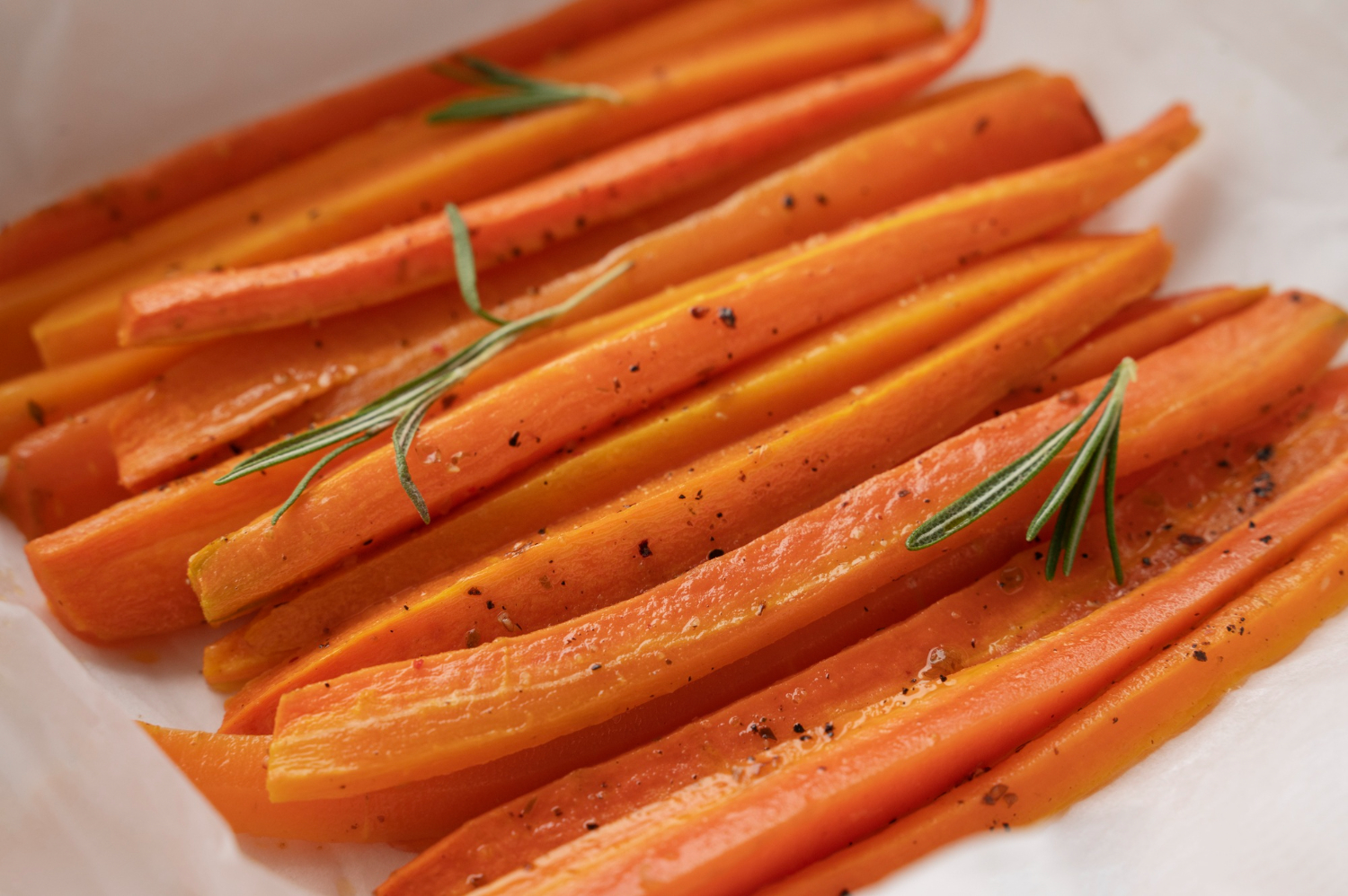 Zanahorias cocinadas en freidora de aire servidas en un plato.