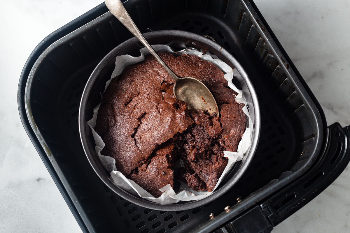 Brownies en freidora de aire servidos en un plato con decoración de chocolate.
