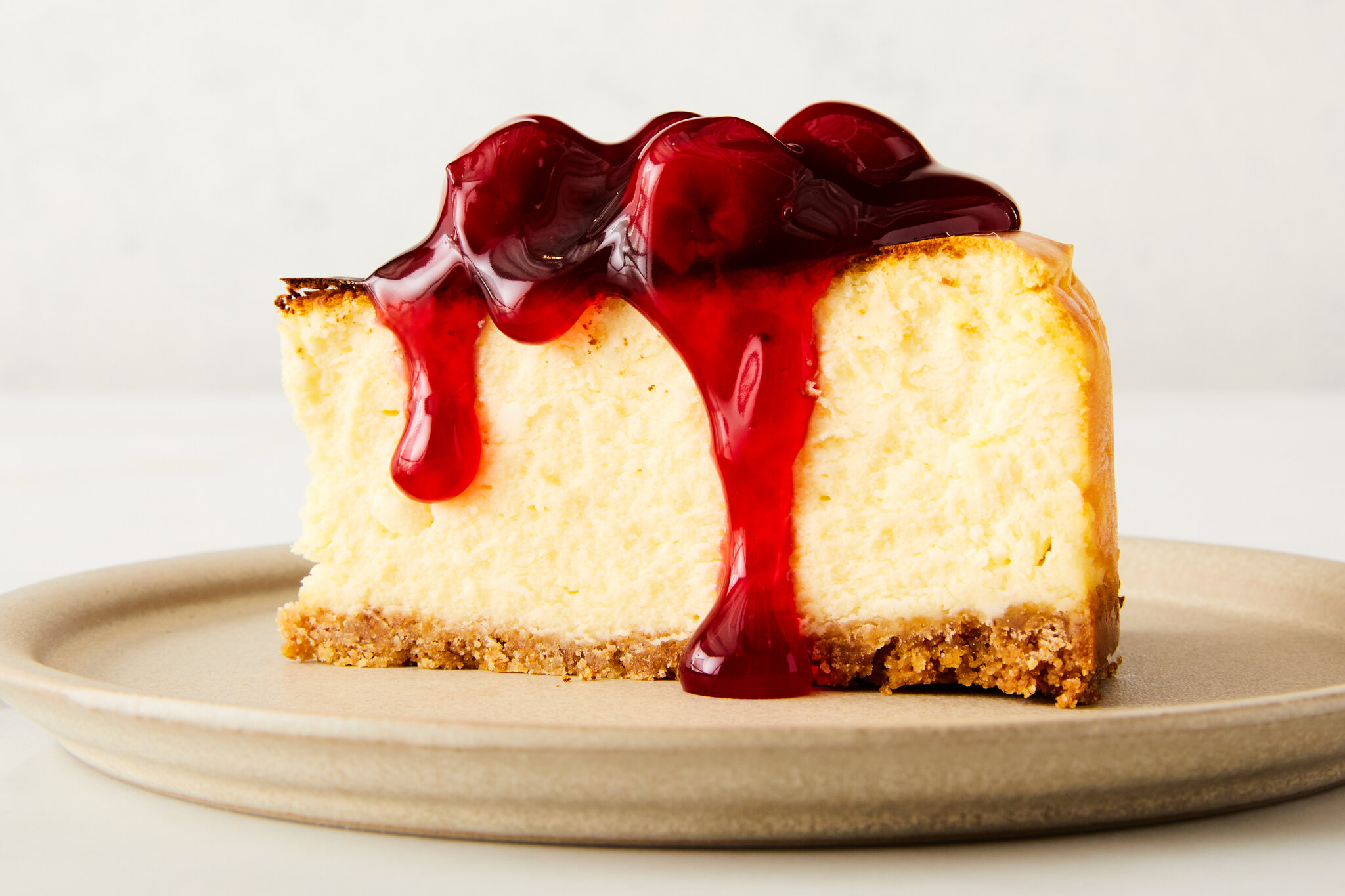 Cheesecake en freidora de aire decorado con frutas frescas y mermelada.