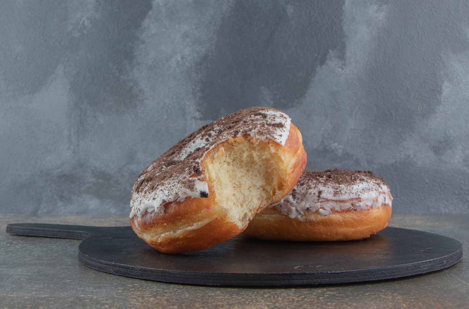 Donuts en freidora de aire, cocidos a la perfección, listos para disfrutar con un toque de azúcar glas.