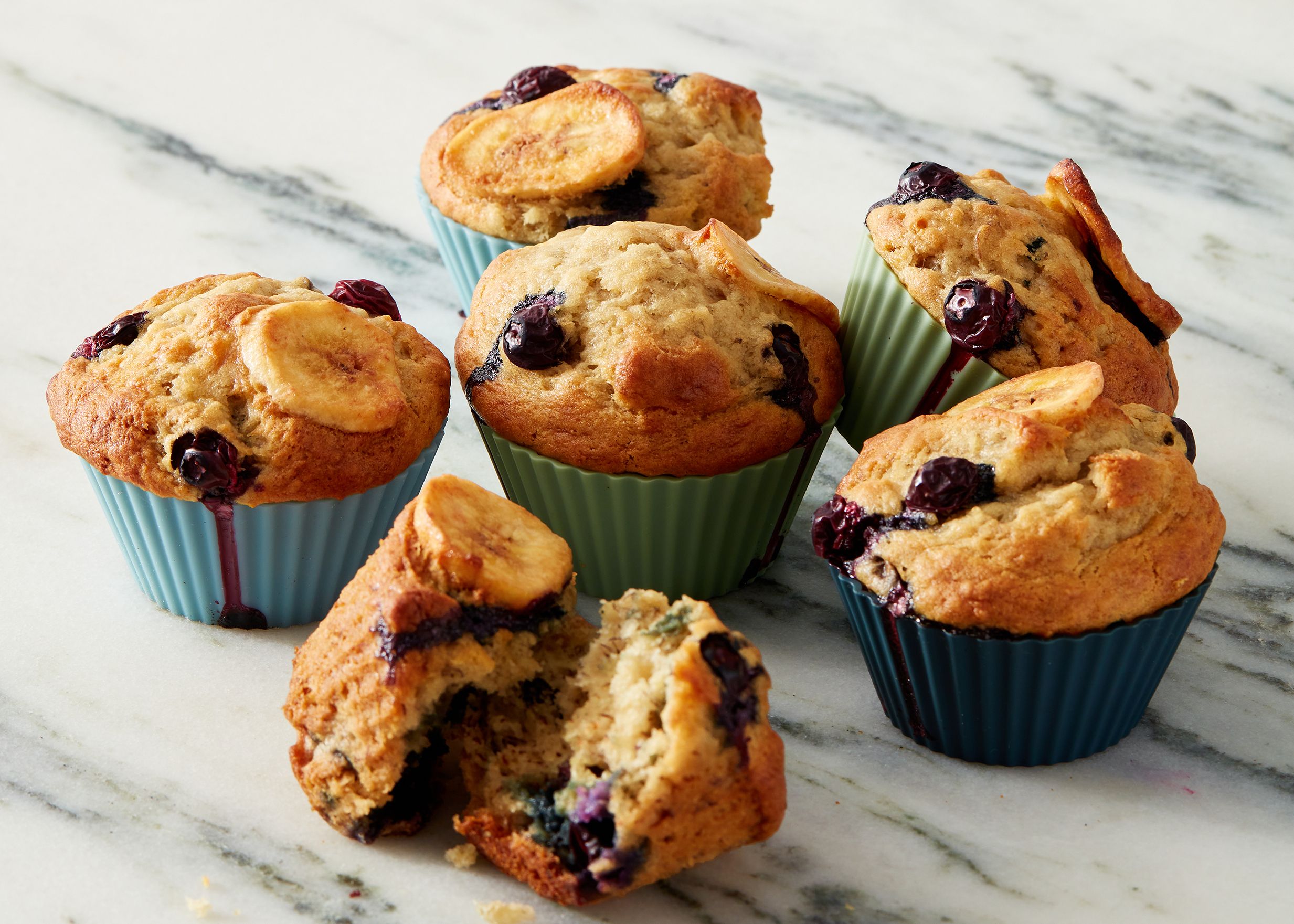 Muffins de arándanos recién hechos en freidora de aire.