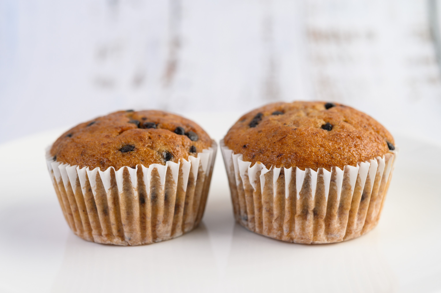 Muffins de chocolate recién hechos en freidora de aire.