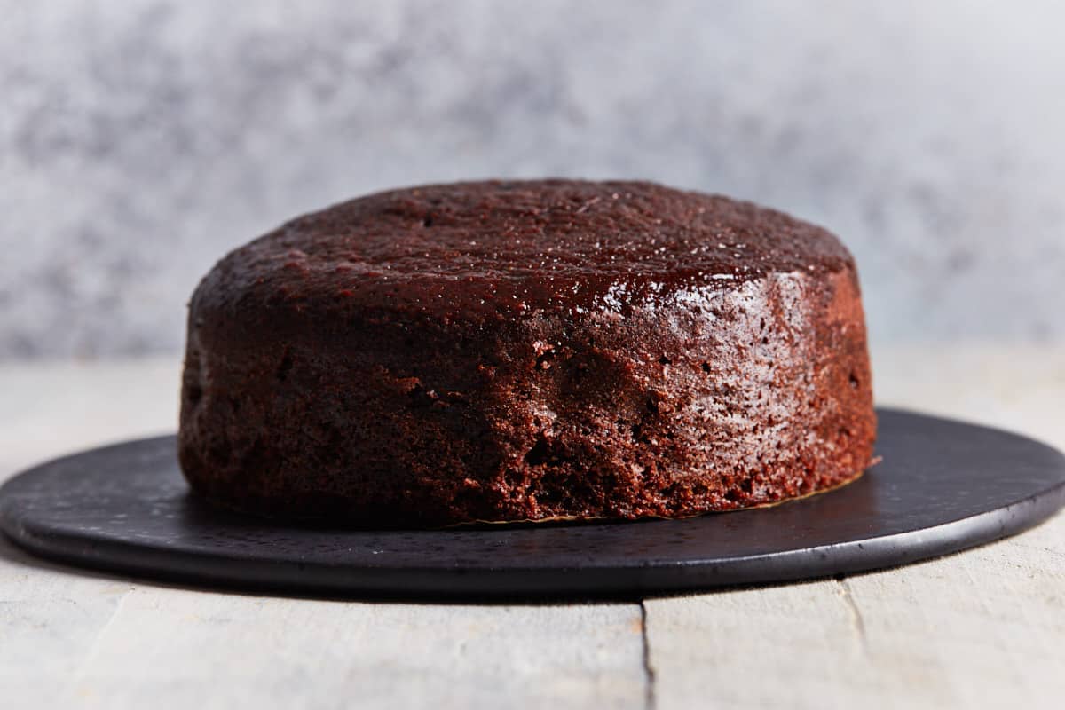 Pastel de chocolate en freidora de aire recién horneado, servido con decoración de chocolate.