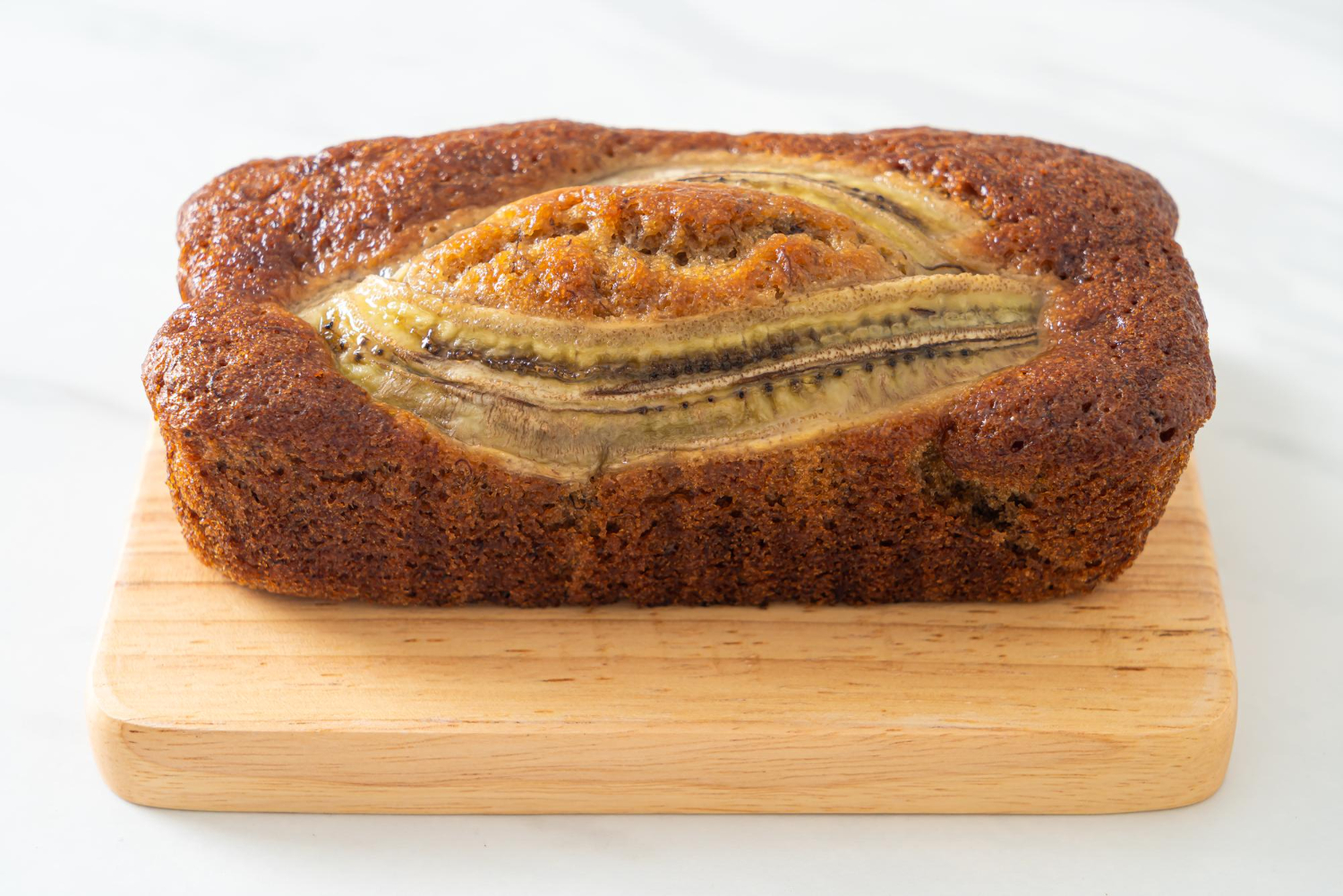 Pastel de plátano esponjoso en un molde dentro de una freidora de aire.
