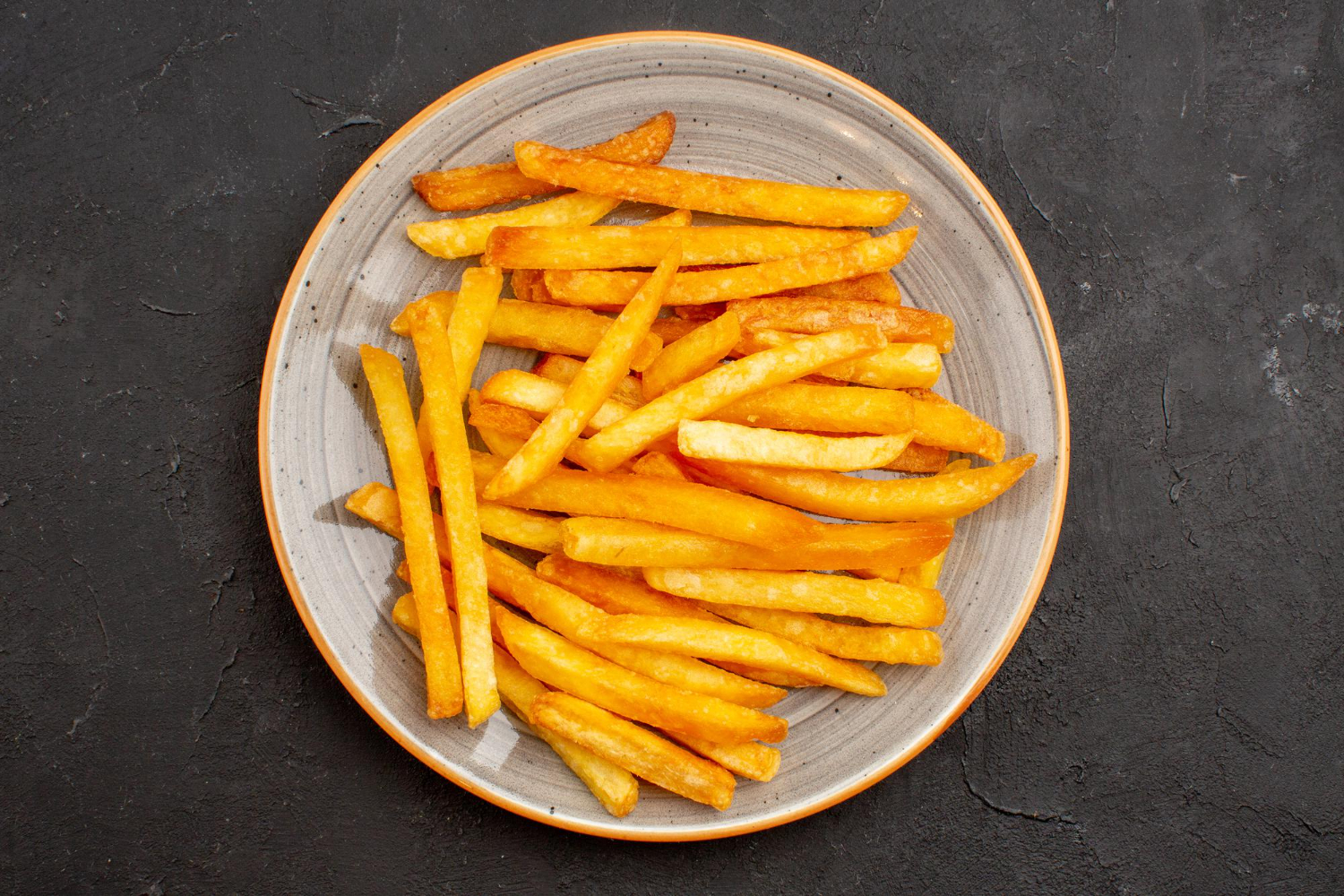 Patatas fritas de boniato crujientes hechas en freidora de aire